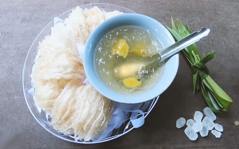 Chưng yến đơn giản, ít gia vị giúp trẻ dễ ăn và dễ tiêu hóa hơn trong giai đoạn hồi phục