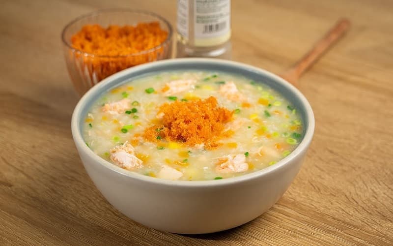Cháo cá hồi mềm nên phù hợp cho trẻ đang mệt hoặc ăn uống kém