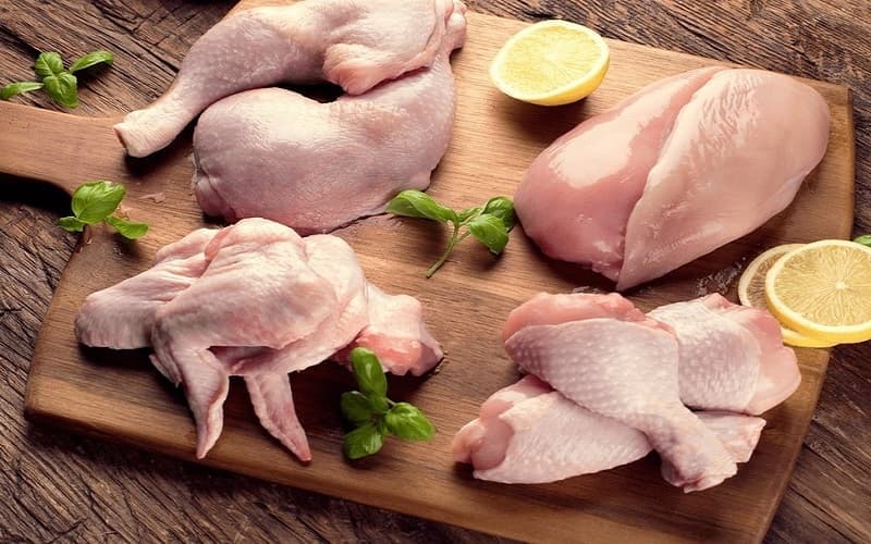 Thịt gà là thực phẩm giàu dinh dưỡng cho sự phát triển của trẻ.