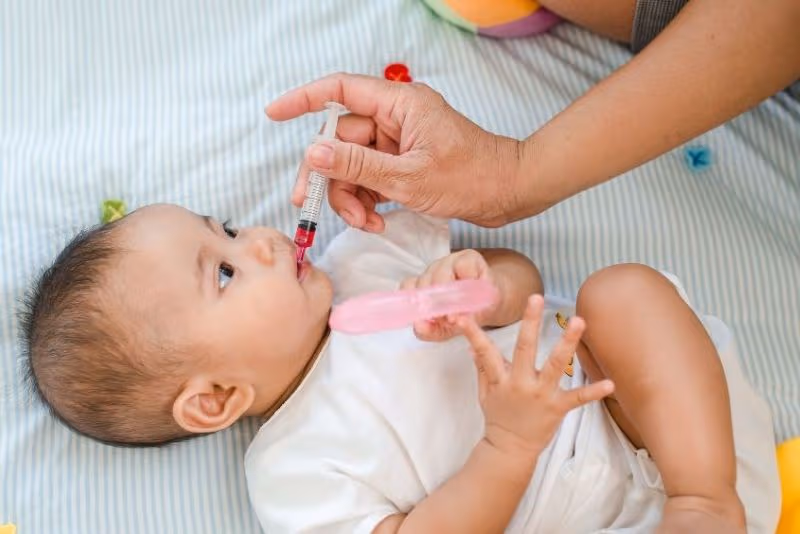 Sau khi khám tiêu hóa, cha mẹ nên thực hiện đúng hướng dẫn của bác sĩ về thuốc, chế độ ăn và lịch tái khám