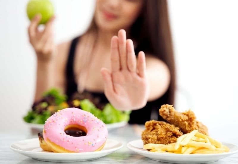 bị đau mắt đỏ 1 bên kiêng ăn gì