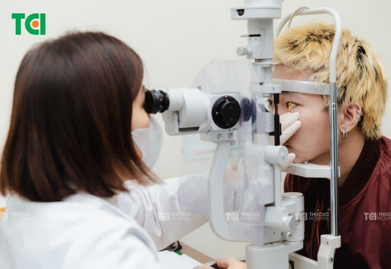 bị đau mắt đỏ 1 bên kiêng ăn gì