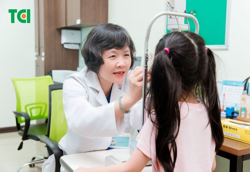 bị đau mắt đỏ một bên thì phải làm sao