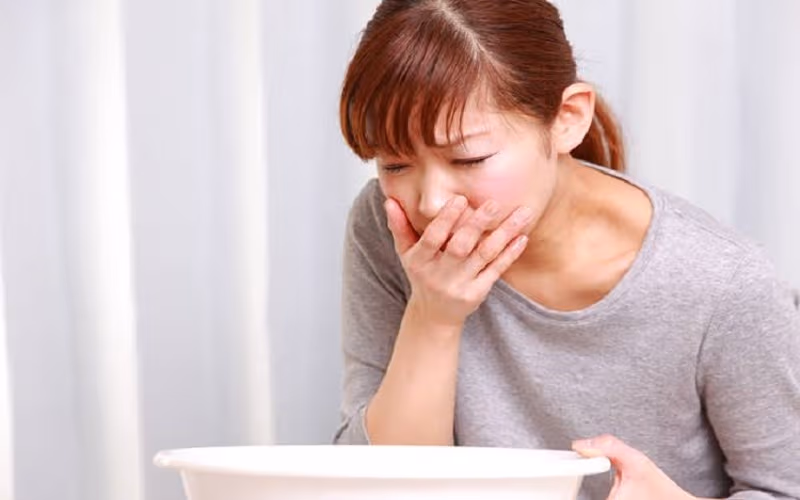 Buồn nôn, đầy hơi và nôn mửa nhẹ là biểu hiện ngộ độc thức ăn nhẹ rất đặc trưng