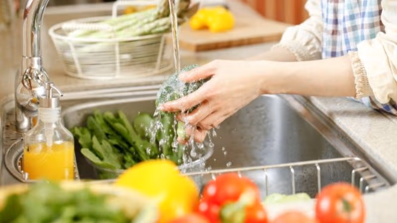 Việc chủ động thực hiện biện pháp phòng ngừa ngộ độc thực phẩm giúp ngăn chặn mầm bệnh lây lan.