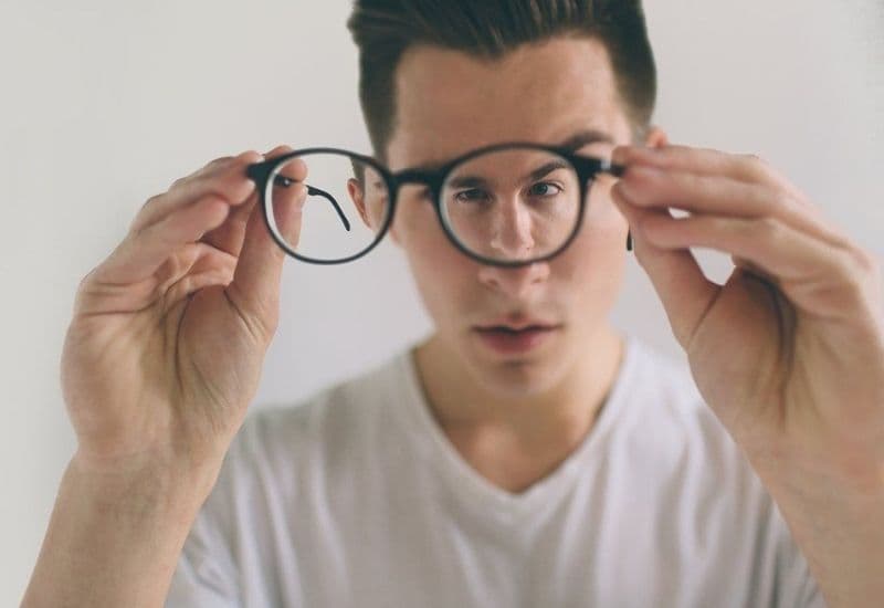 cận 0.25 độ có nên đeo kính