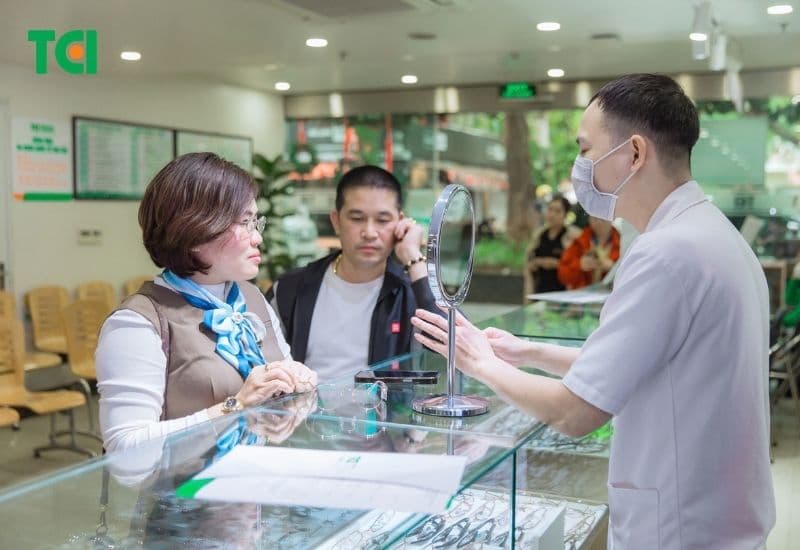 cận 2.5 độ có nên đeo kính thường xuyên