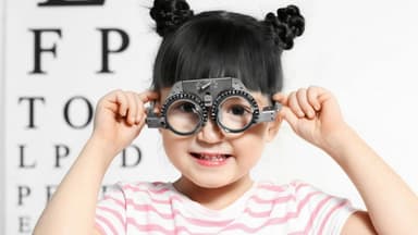 Cận 2.5 độ có nên đeo kính thường xuyên không?