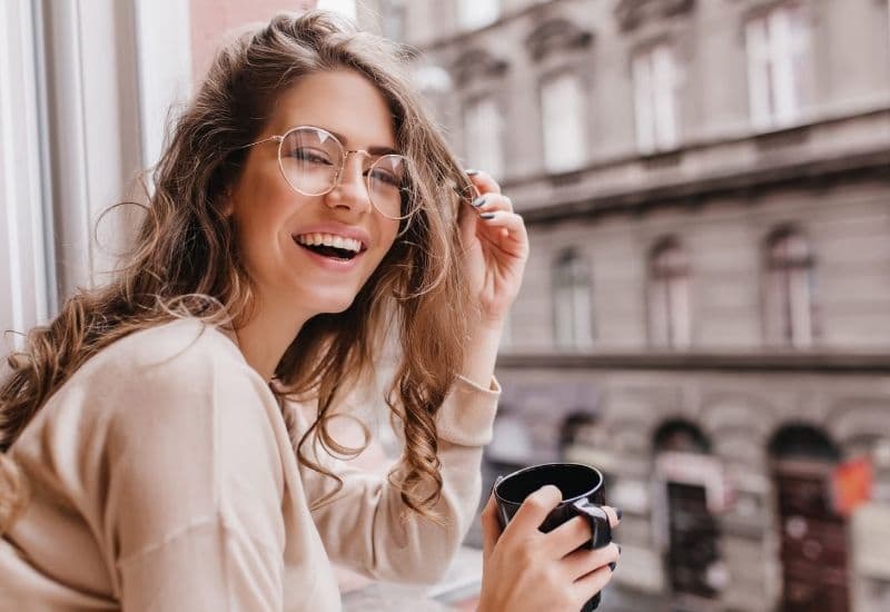 cận thị đeo thấu kính gì