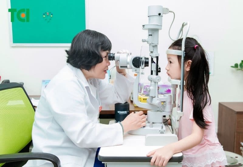 cận thị đeo thấu kính gì