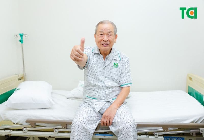 chăm sóc mắt sau phẫu thuật