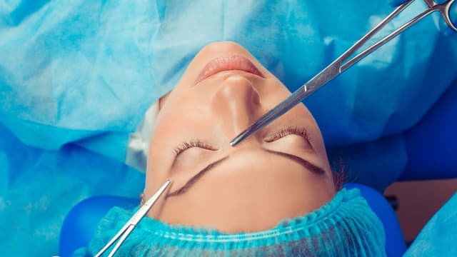 Chăm sóc mắt sau phẫu thuật như thế nào? Cần lưu ý gì?