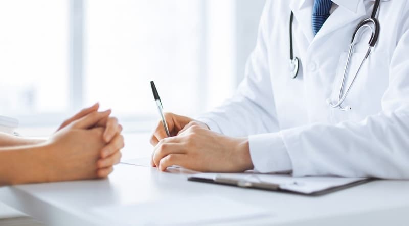 Thăm khám bác sĩ chuyên khoa để được điều trị kịp thời