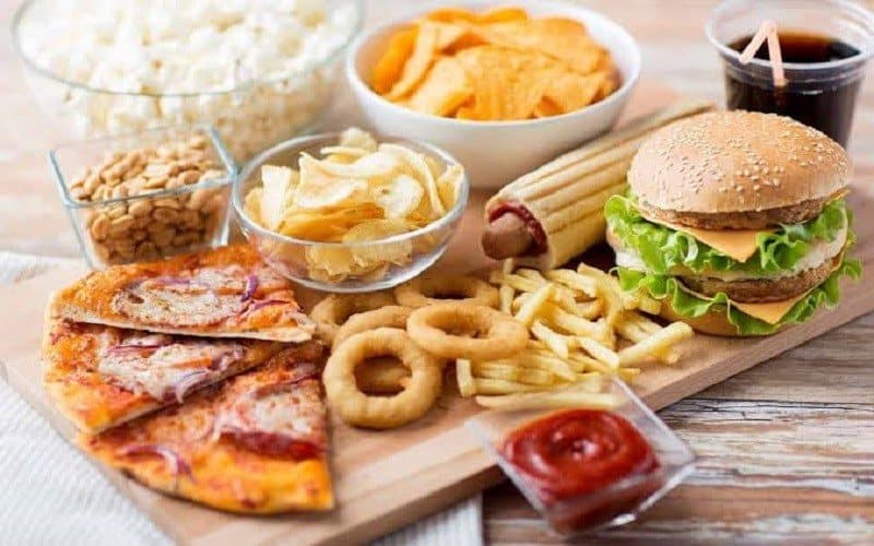 Thức ăn nhiều chất béo chiên xào hoặc thực phẩm đóng hộp chứa chất béo bão hòa làm chậm quá trình tiêu hóa