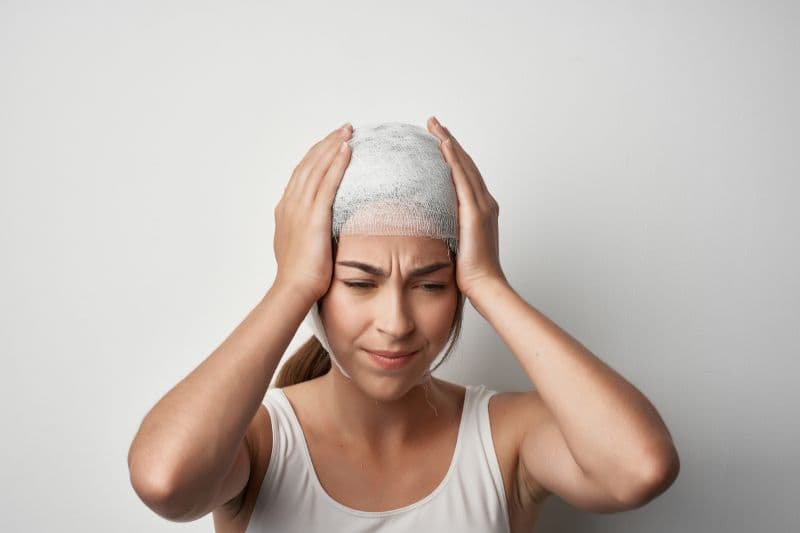 Nhiều trường hợp tụ máu não có thể gây đau đầu, chóng mặt, khó nói.