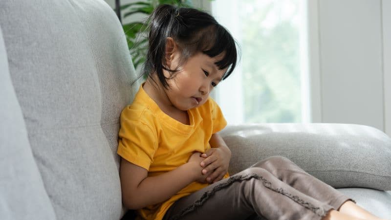 Viêm ruột ở trẻ em có thể nhẹ và tự khỏi, nhưng cũng có trường hợp diễn tiến nặng nếu nguyên nhân không được phát hiện và điều trị đúng cách