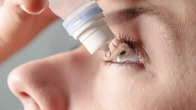 Đau mắt đỏ nhỏ thuốc gì? Cách dùng thuốc và lưu ý cần biết