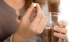 Đau mắt đỏ uống thuốc kháng sinh gì & khi nào cần dùng