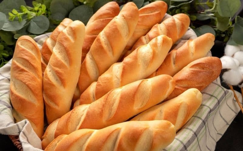 Đẻ mổ ăn được bánh mì không?