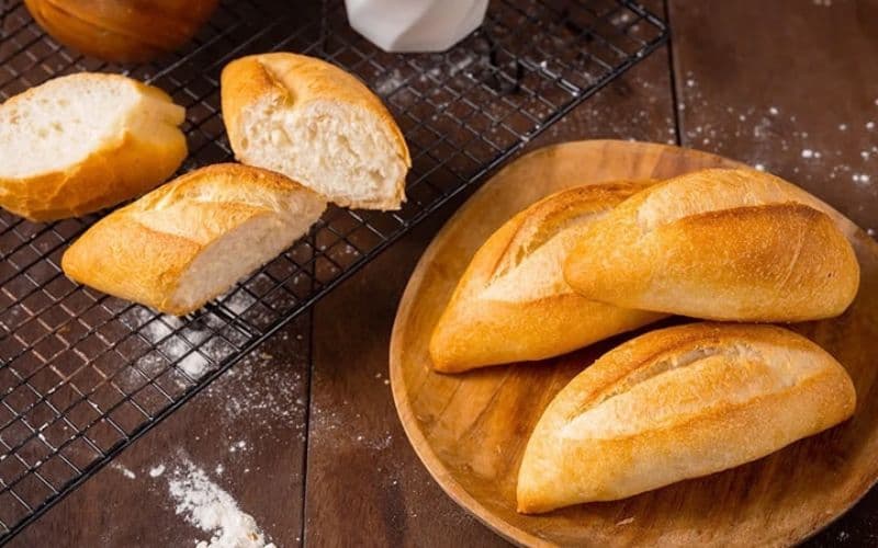 Đẻ mổ ăn được bánh mì không?
