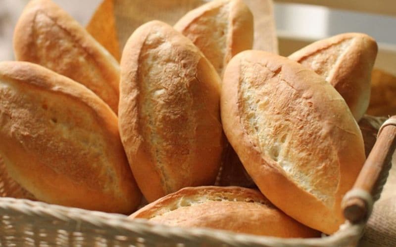 Đẻ mổ ăn được bánh mì không?