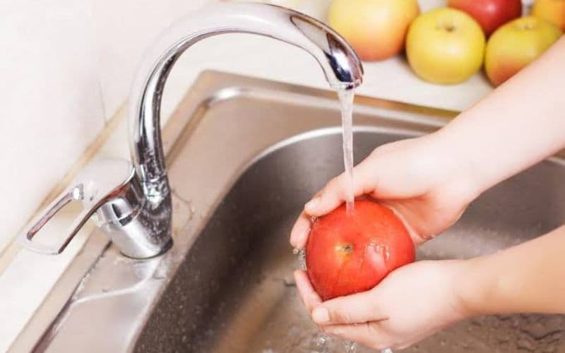 Mẹ sau sinh có thể ưu tiên táo tươi để bổ sung trái cây hằng ngày.