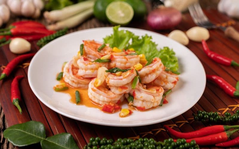 Với thắc mắc sau sinh mổ nên kiêng hải sản gì, mẹ không cần loại bỏ toàn bộ hải sản nếu không có dị ứng hoặc chống chỉ định riêng