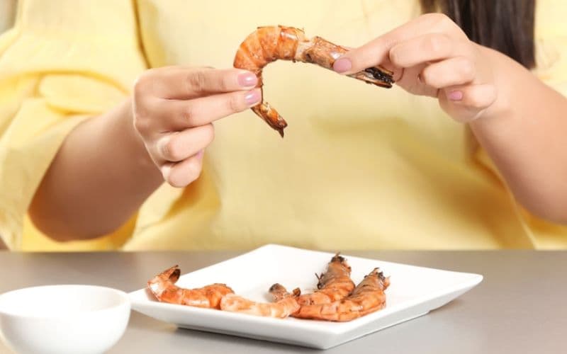 Mẹ sau sinh mổ có thể ăn tôm nếu không dị ứng, hệ tiêu hóa đã ổn định và không có chống chỉ định riêng từ bác sĩ