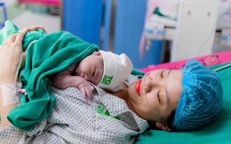 Vết khâu đẻ thường bao lâu thì lành phụ thuộc vào độ sâu của tổn thương, kỹ thuật khâu, cơ địa và việc chăm sóc hậu sản.