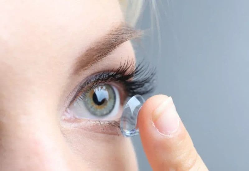 đeo lens cận có mổ mắt được không