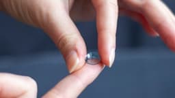 Đeo lens cận có mổ mắt được không? Cần tháo lens bao lâu trước khi mổ?