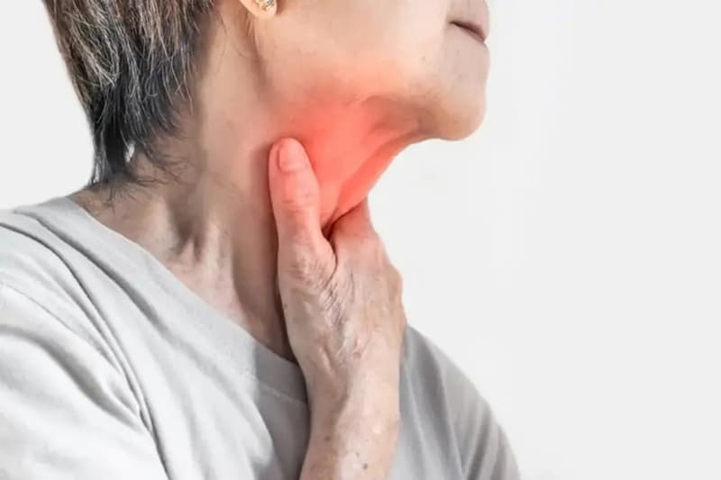 Các bệnh lý như viêm họng, viêm xoang, sâu răng hay viêm nướu đều có thể kích thích hạch cổ sưng to