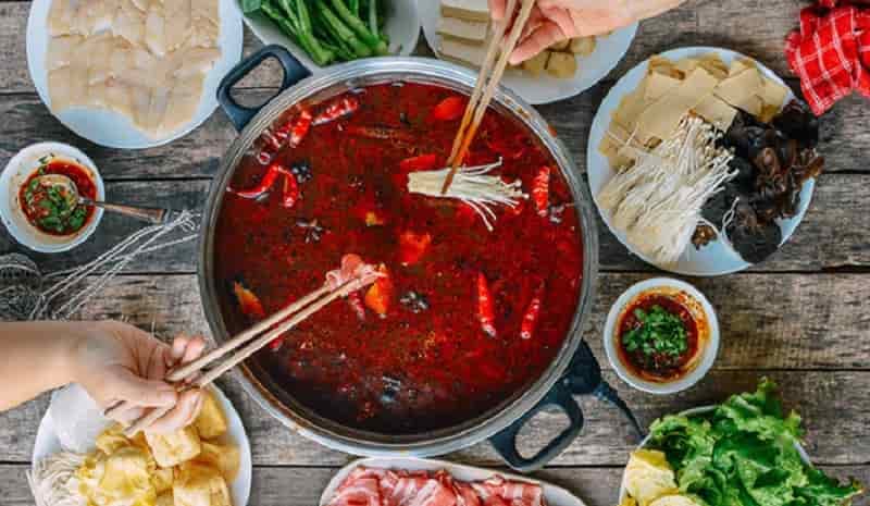 Đồ ăn cay nóng làm tăng kích ứng và khiến triệu chứng tiêu hóa khó chịu hơn