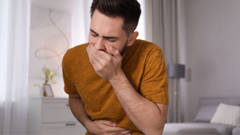 Khi nôn ra dịch dạ dày, việc xử trí phụ thuộc vào nguyên nhân và mức độ biểu hiện