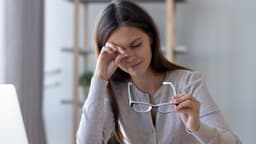 Loạn thị có cần đeo kính không? Bao nhiêu độ cần đeo?