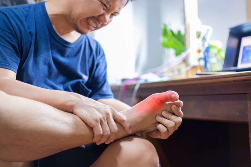 Người bệnh Gout dễ đối mặt với các đợt cấp tính sưng đau dữ dội khi bị tăng axit uric