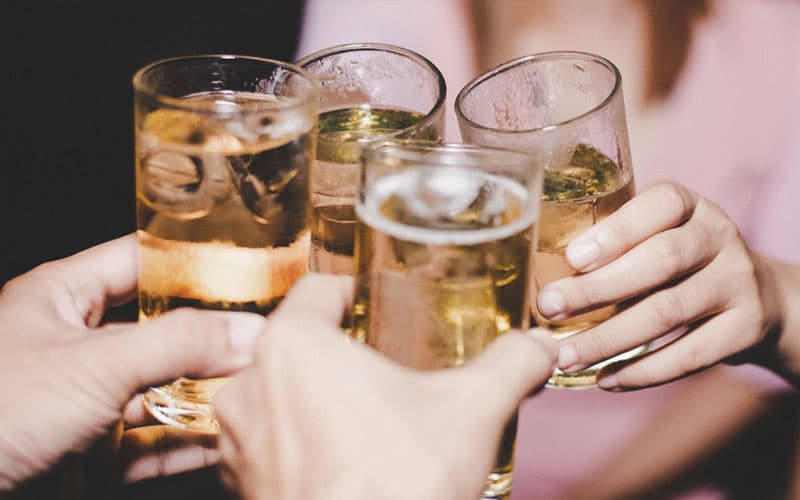Người bị bệnh tụy cần hạn chế rượu bia và đồ uống có cồn