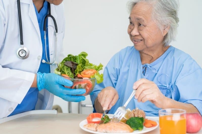 Người thân và gia đình nên đa dạng hóa các nguồn thực phẩm lành mạnh để đảm bảo đủ chất cho người bệnh