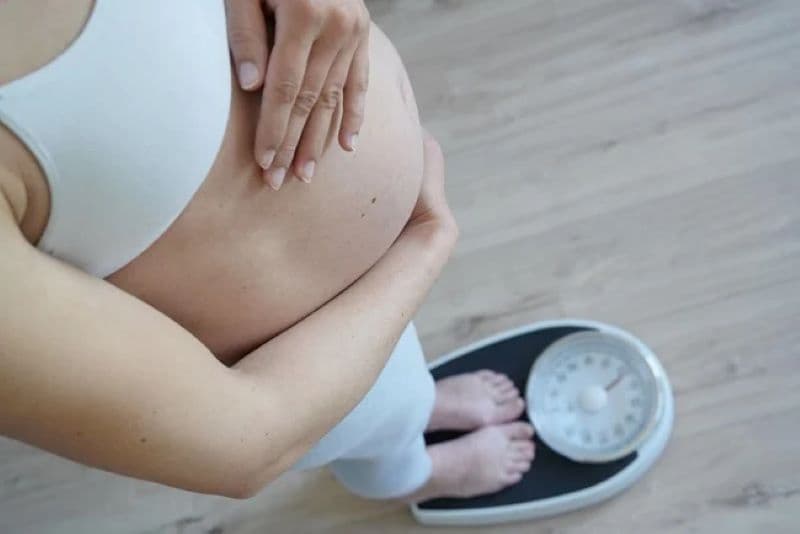 Ăn kiêng khi mang thai để giảm cân nhìn chung không được khuyến khích, kể cả với mẹ bầu thừa cân hoặc béo phì