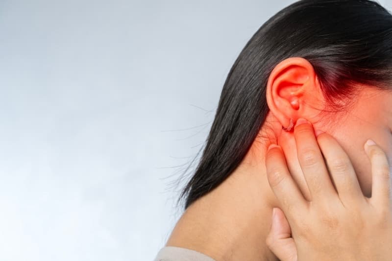 Nhiễm trùng tai ngoài hoặc viêm tai giữa có thể kích thích nổi hạch gần mang tai