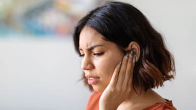Nổi hạch ở má gần tai có nguy hiểm không và nên làm gì?