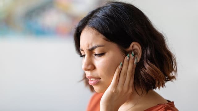 Nổi hạch ở má gần tai có nguy hiểm không và nên làm gì?