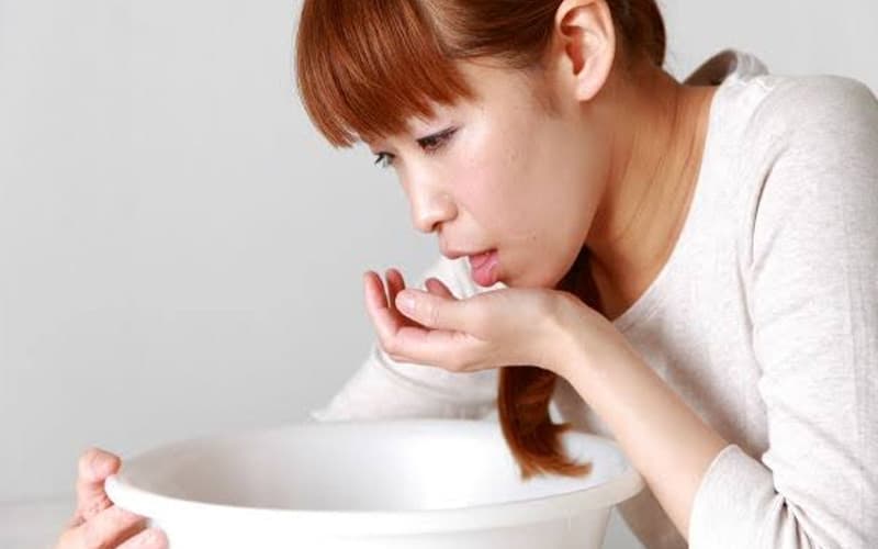 Nôn mửa liên tục là dấu hiệu thường gặp của tắc ruột cao
