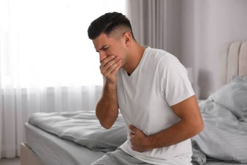 Nôn ra dịch dạ dày màu vàng hoặc xanh có thể xảy ra khi chất nôn có chứa mật