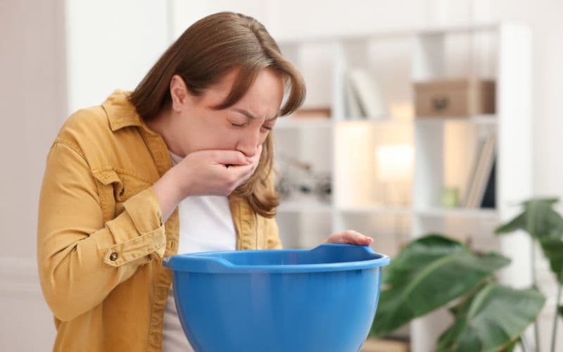 Nôn ra dịch dạ dày là tình trạng chất chứa trong dạ dày được tống ngược lên thực quản và ra ngoài qua miệng