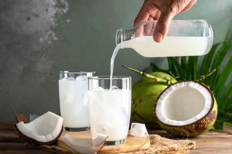 Một số loại thuốc điều trị tim mạch, huyết áp có thể tương tác nếu uống cùng nước dừa.