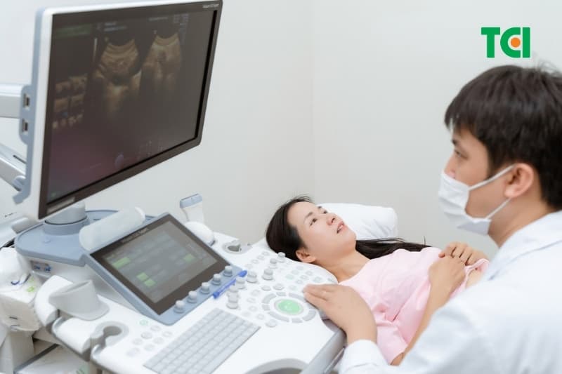 Bác sĩ chuyên khoa có thể phát hiện bất thường qua khám khung chậu và chỉ định thêm các phương pháp chẩn đoán hình ảnh như siêu âm