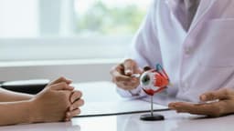 Sau sinh bao lâu thì mổ mắt cận được? Những điều mẹ cần biết
