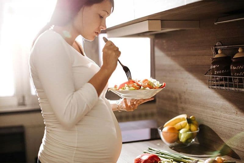 Kiểm soát cân nặng trong thai kỳ không có nghĩa là cố gắng giảm cân hay hạn chế ăn uống quá mức