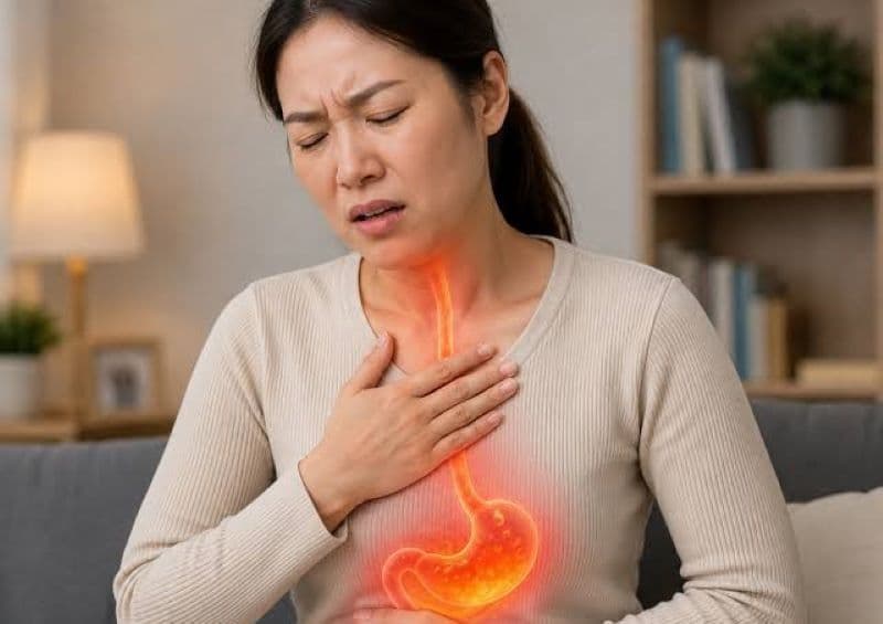 Trào dịch dạ dày thỉnh thoảng xuất hiện sau ăn, đặc biệt khi ăn quá no hoặc nằm ngay sau bữa ăn